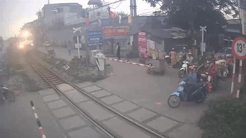 Camera ghi lại toàn cảnh nam tài xế xe máy 'cướp đường' tàu hỏa ở Hà Nội