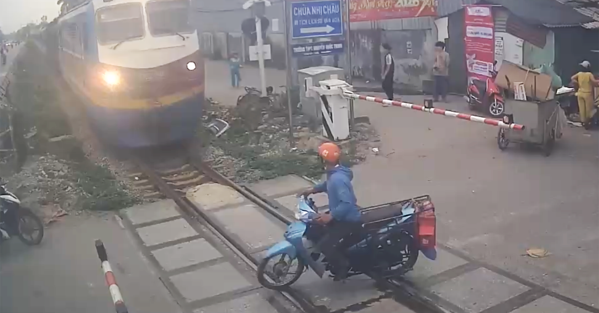 Camera ghi lại toàn cảnh nam tài xế xe máy &amp;apos;cướp đường&amp;apos; tàu hỏa ở Hà Nội