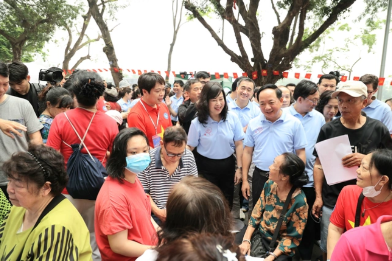 cac dong chi lanh dao dang nha nuoc di bo tham hoi nguoi dan 1775354258505373600050.png