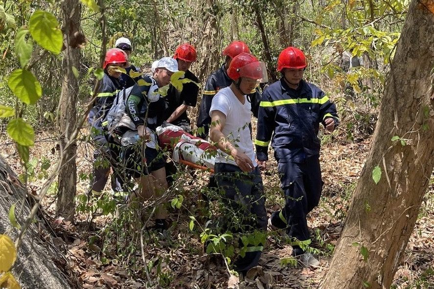 Cảnh sát băng rừng cứu nữ du khách nước ngoài gãy chân khi leo núi ở TPHCM