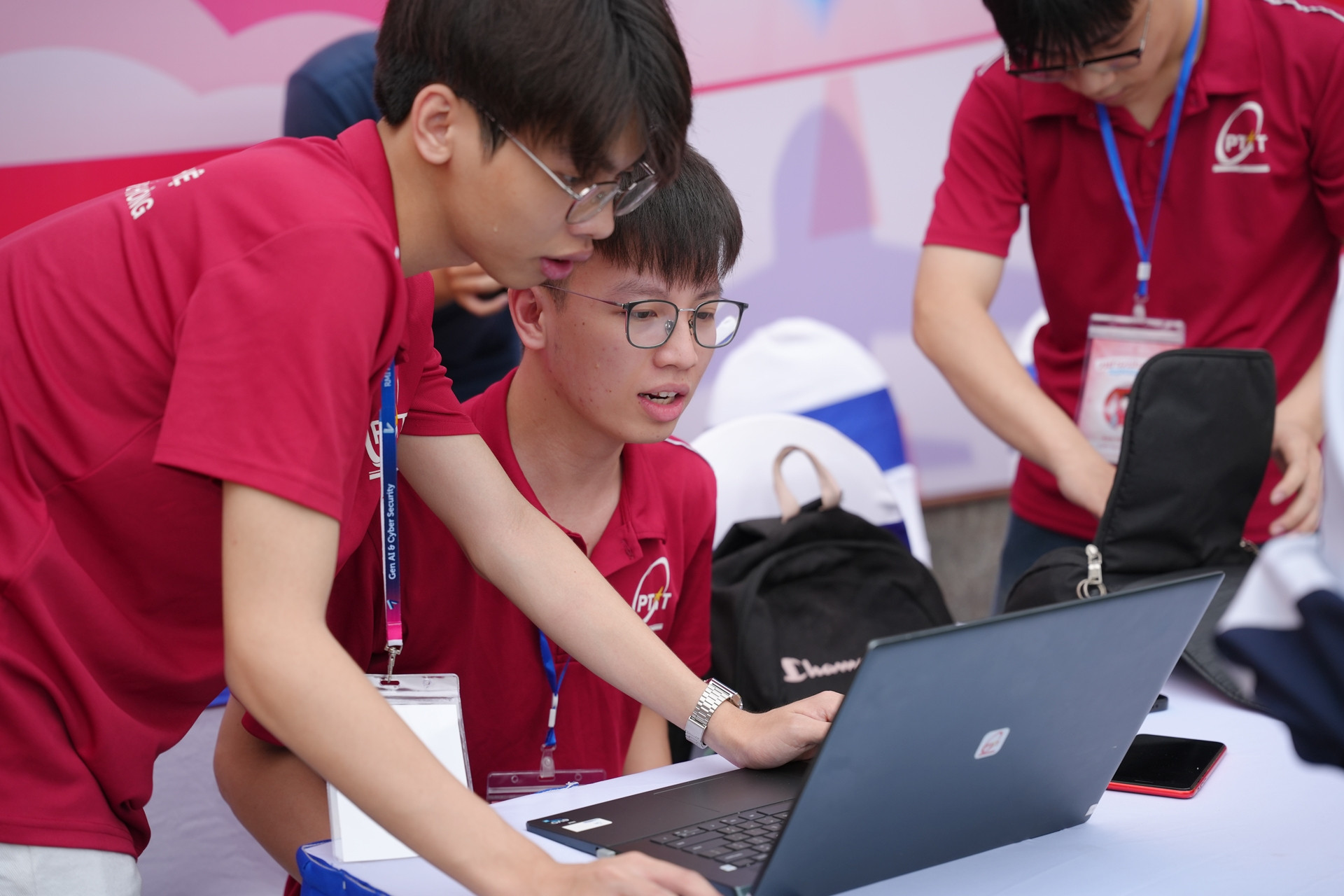  Công nghệ số hỗ trợ học sinh vùng khó khăn tiếp cận nhanh thông tin tuyển sinh 