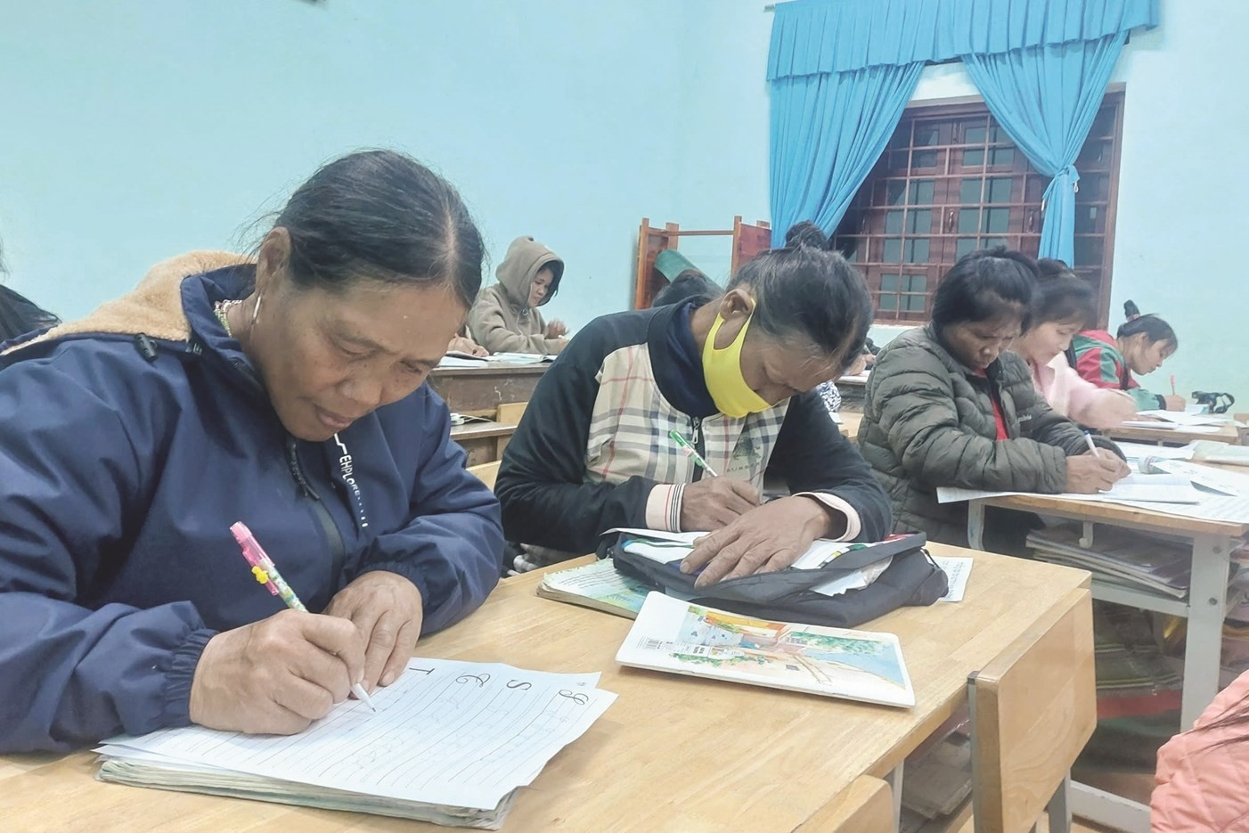  Cụ bà người Tà Ôi 72 tuổi vẫn miệt mài tới trường xóa mù chữ 