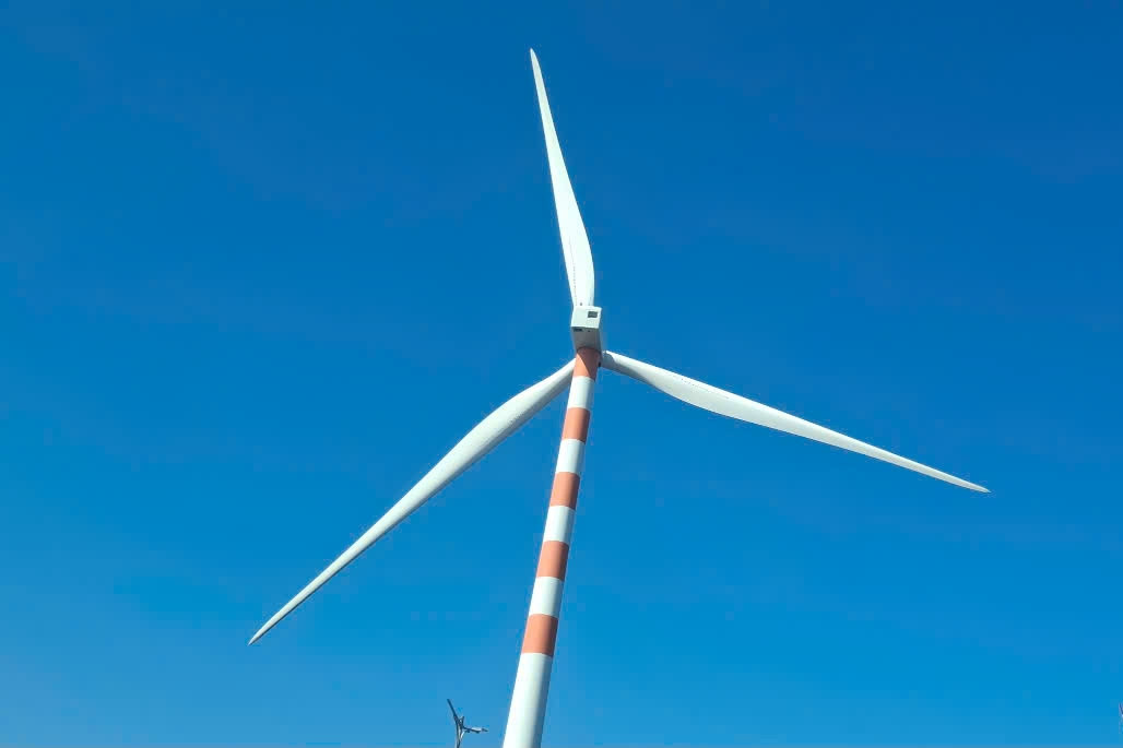 Doanh nghiệp điện mặt trời, điện gió lỗ nặng, đối diện tương lai bất định