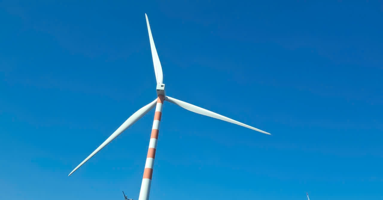 Doanh nghiệp điện mặt trời, điện gió lỗ nặng, đối diện tương lai bất định