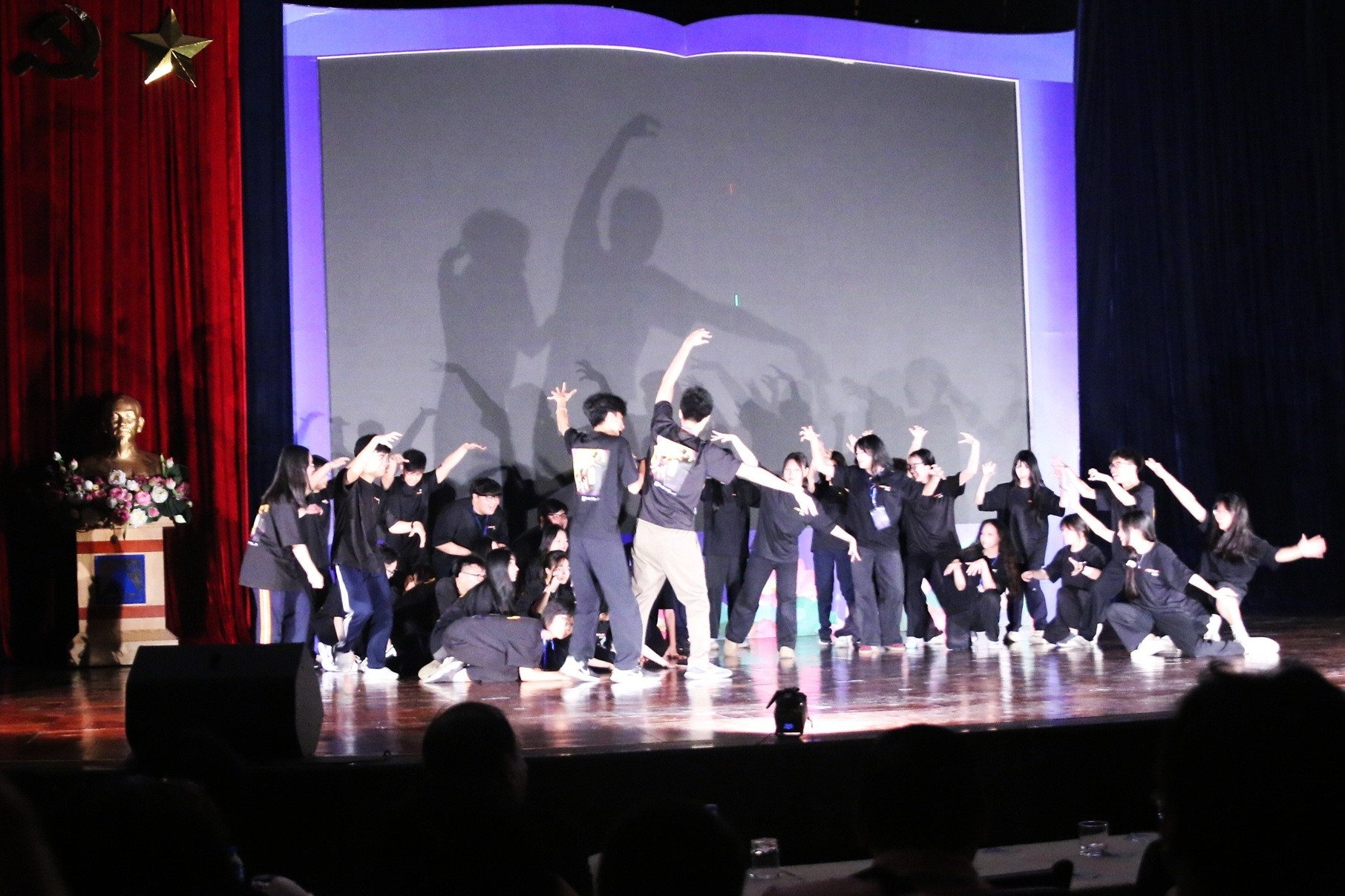 Học sinh trình diễn tác phẩm kịch nói, nhảy và xiếc bằng tiếng Pháp