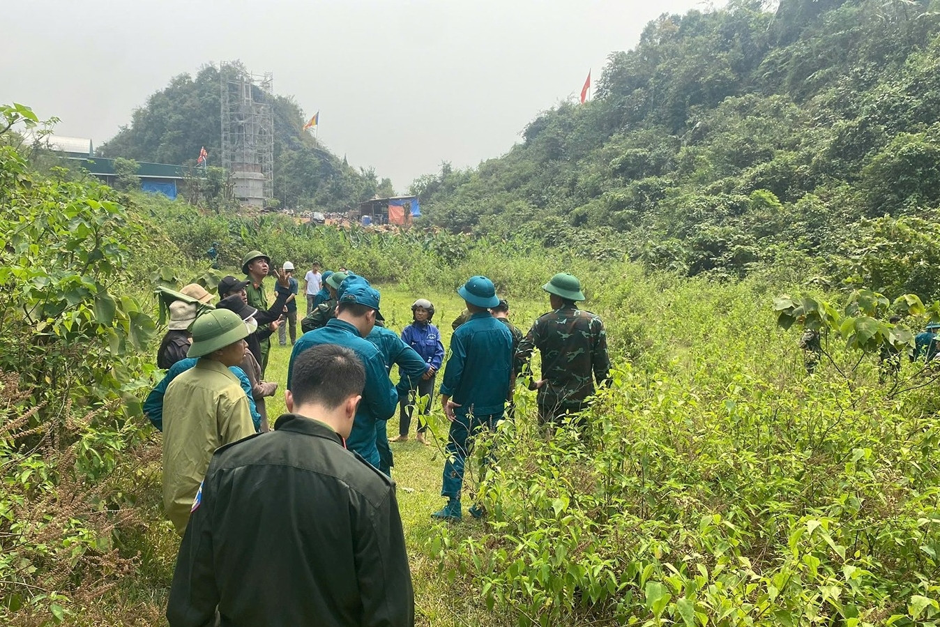 Huy động hơn 200 người, dùng flycam tìm thợ điêu khắc mộ mất tích bí ẩn