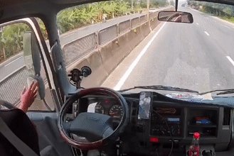  Khoảnh khắc tài xế xe tải cứu bé gái 2 tuổi giữa quốc lộ 