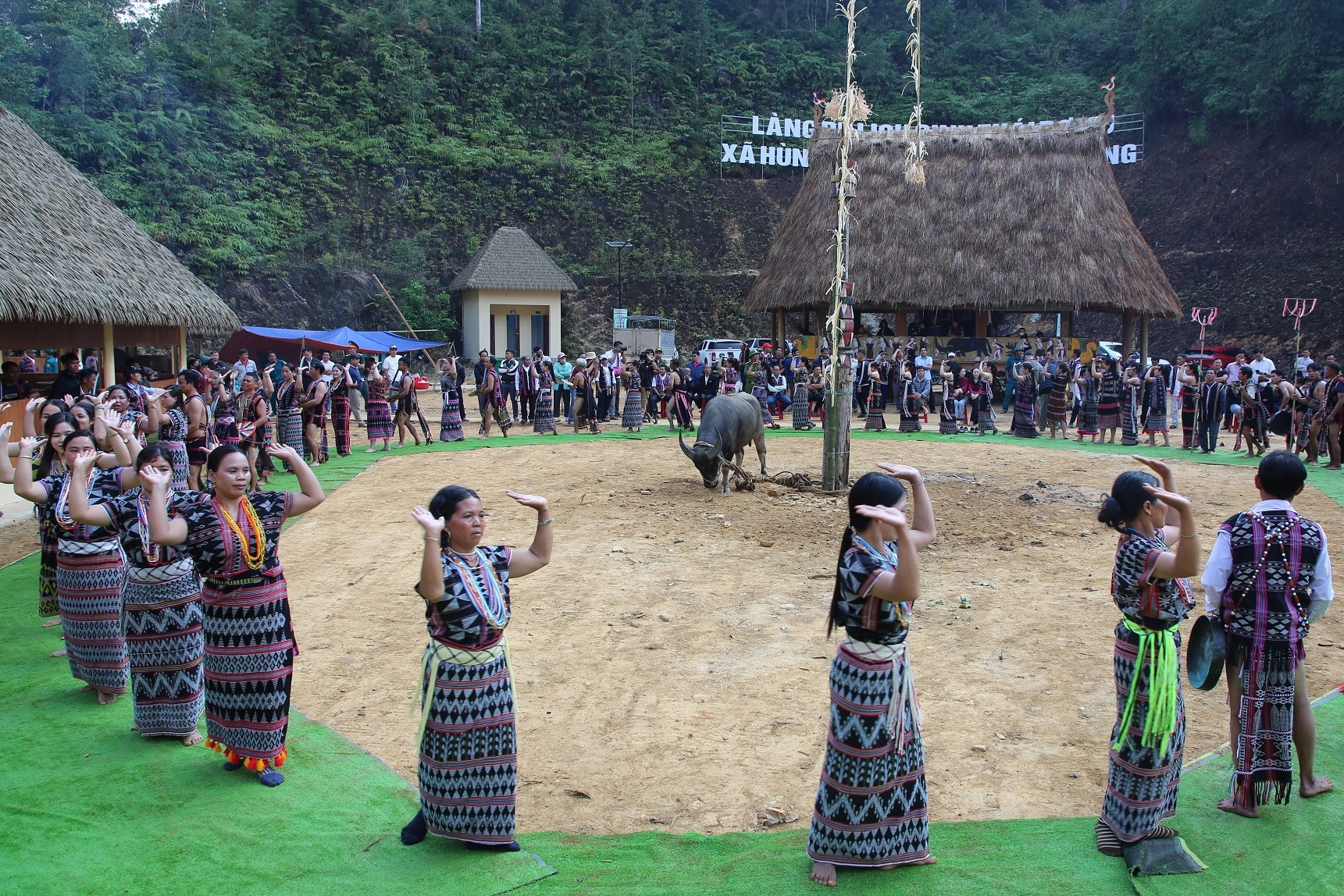 Người Cơ Tu mở hội tạ ơn núi rừng