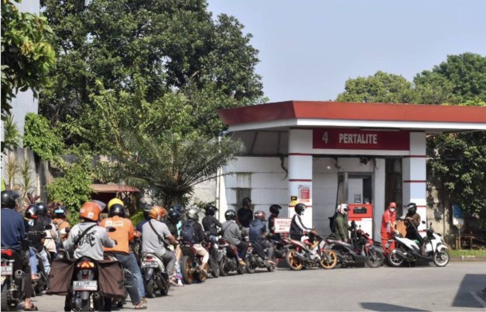 Thế giới chịu tác động ra sao trong cơn khủng hoảng dầu thô?