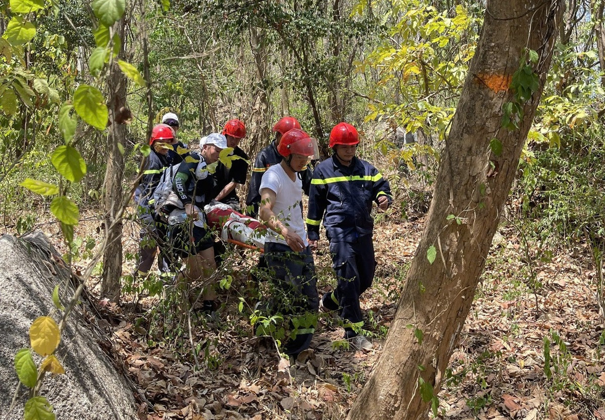 nữ du khách nước ngoài gãy chân bị thương khi leo núi Dinh ở TPHCM.jpg