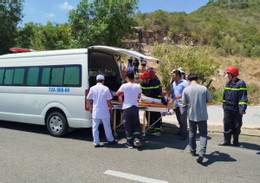 nữ du khách nước ngoài gãy chân bị thương khi leo núi Dinh ở TPHCM..jpg