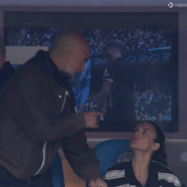 Pep 'khổ sở' trên khán đài, gọi điện chỉ đạo Man City 4-0 Liverpool Pep Guardiola the Touchline 1.jpg