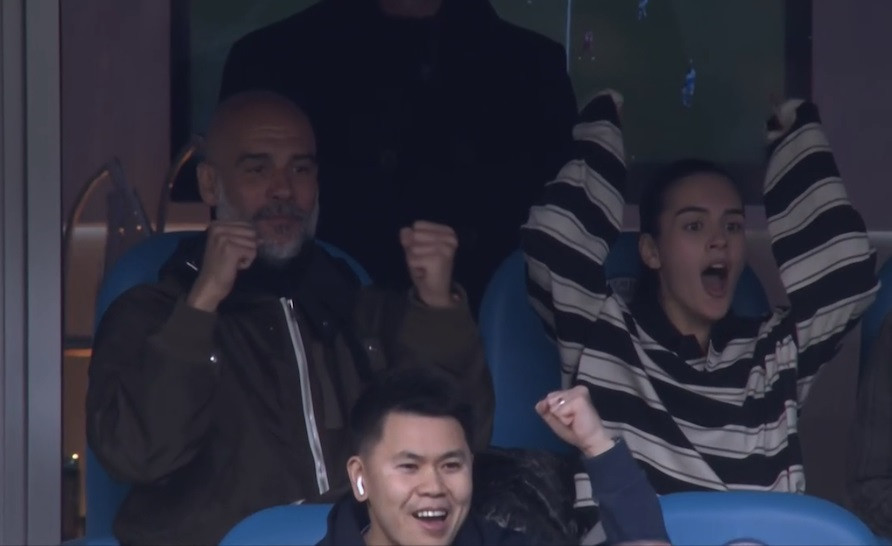 Pep 'khổ sở' trên khán đài, gọi điện chỉ đạo Man City 4-0 Liverpool Pep Guardiola the Touchline 2.jpg