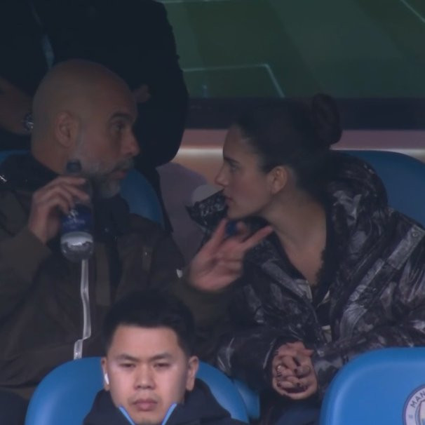 Pep 'khổ sở' trên khán đài, gọi điện chỉ đạo Man City 4-0 Liverpool Pep Guardiola The Touchline 6.jpg