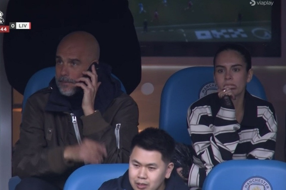 Pep 'khổ sở' trên khán đài, gọi điện chỉ đạo Man City 4-0 Liverpool