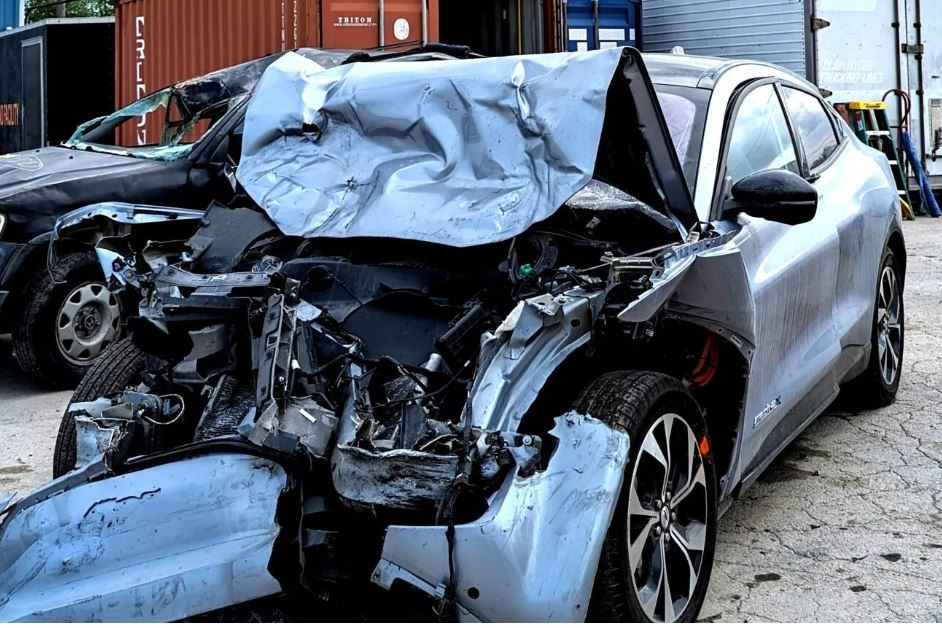 Quá tin chế độ lái xe rảnh tay trên Ford Mustang, tài xế gây va chạm chết người