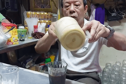 Quán cà phê 30 năm ở chợ xứ Nghệ hút khách với lớp bọt 'lạ', ngày bán trăm cốc