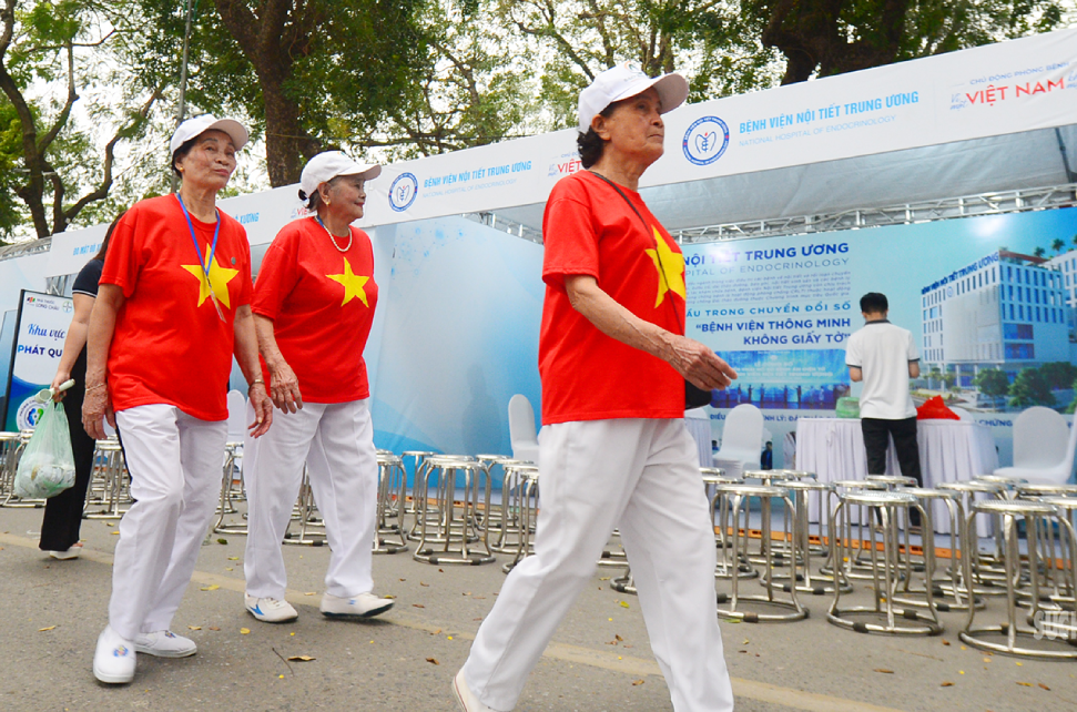 sac do buoc chan khoe va tinh than phong benh tu cong dong 19 1775356016013774408949.png