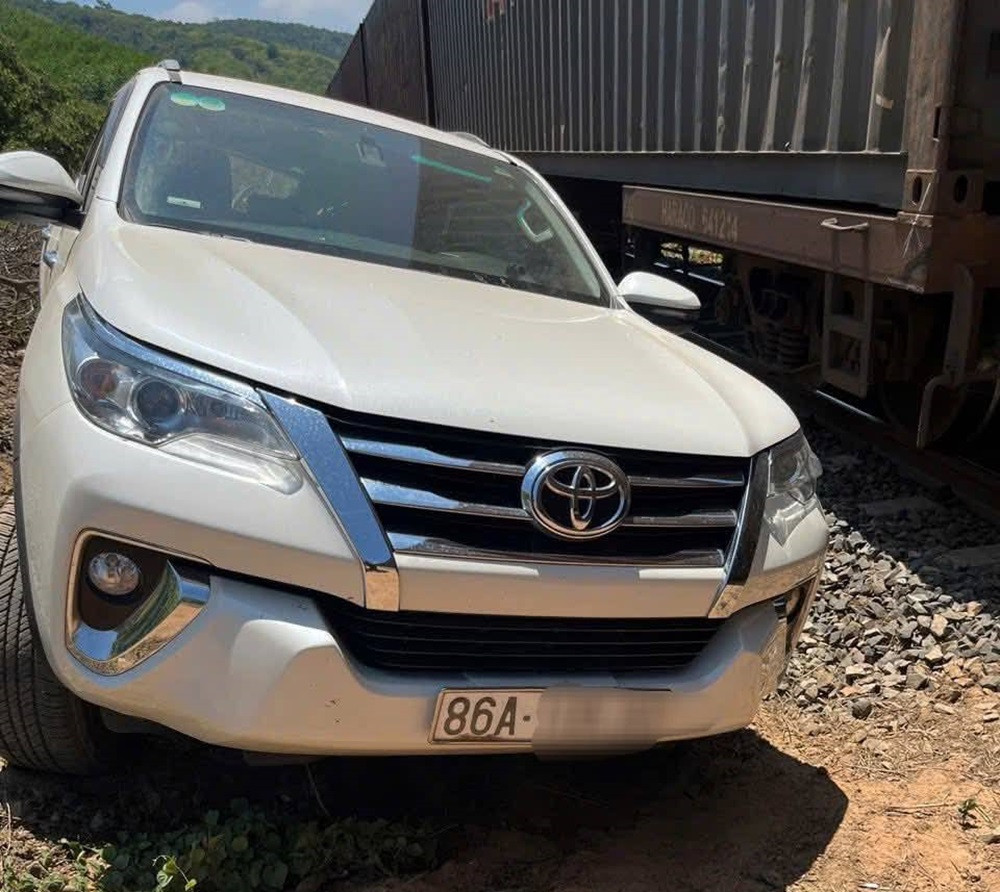 Tàu hàng tông ô tô 7 chổ khi băng qua đường sắt, 3 người bị thương.jpg