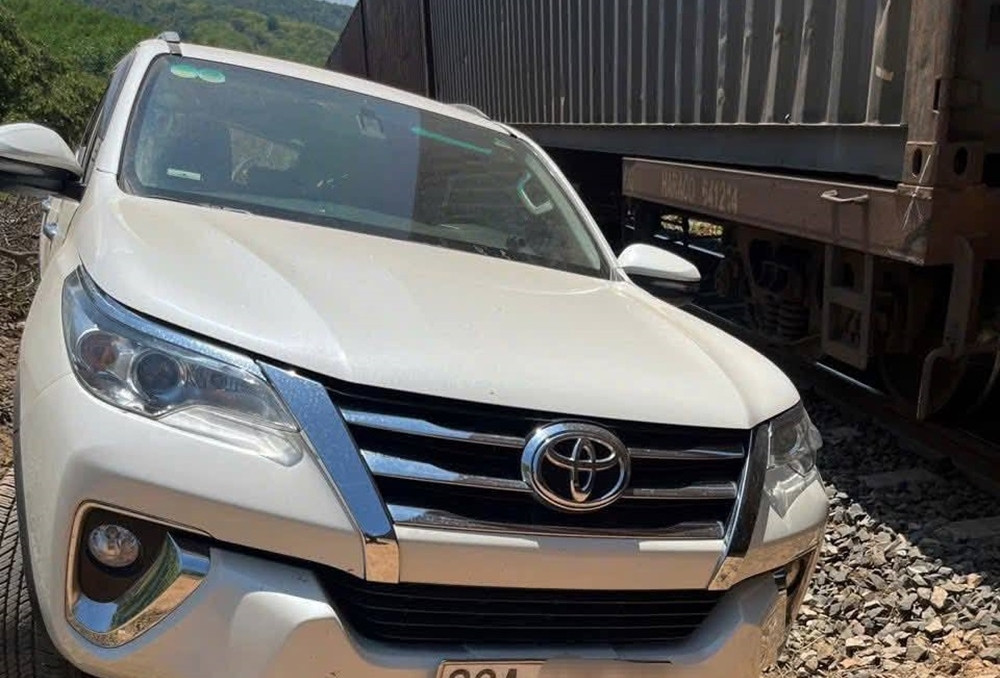  Tàu hàng tông ôtô 7 chỗ băng qua đường sắt, 3 người bị thương 