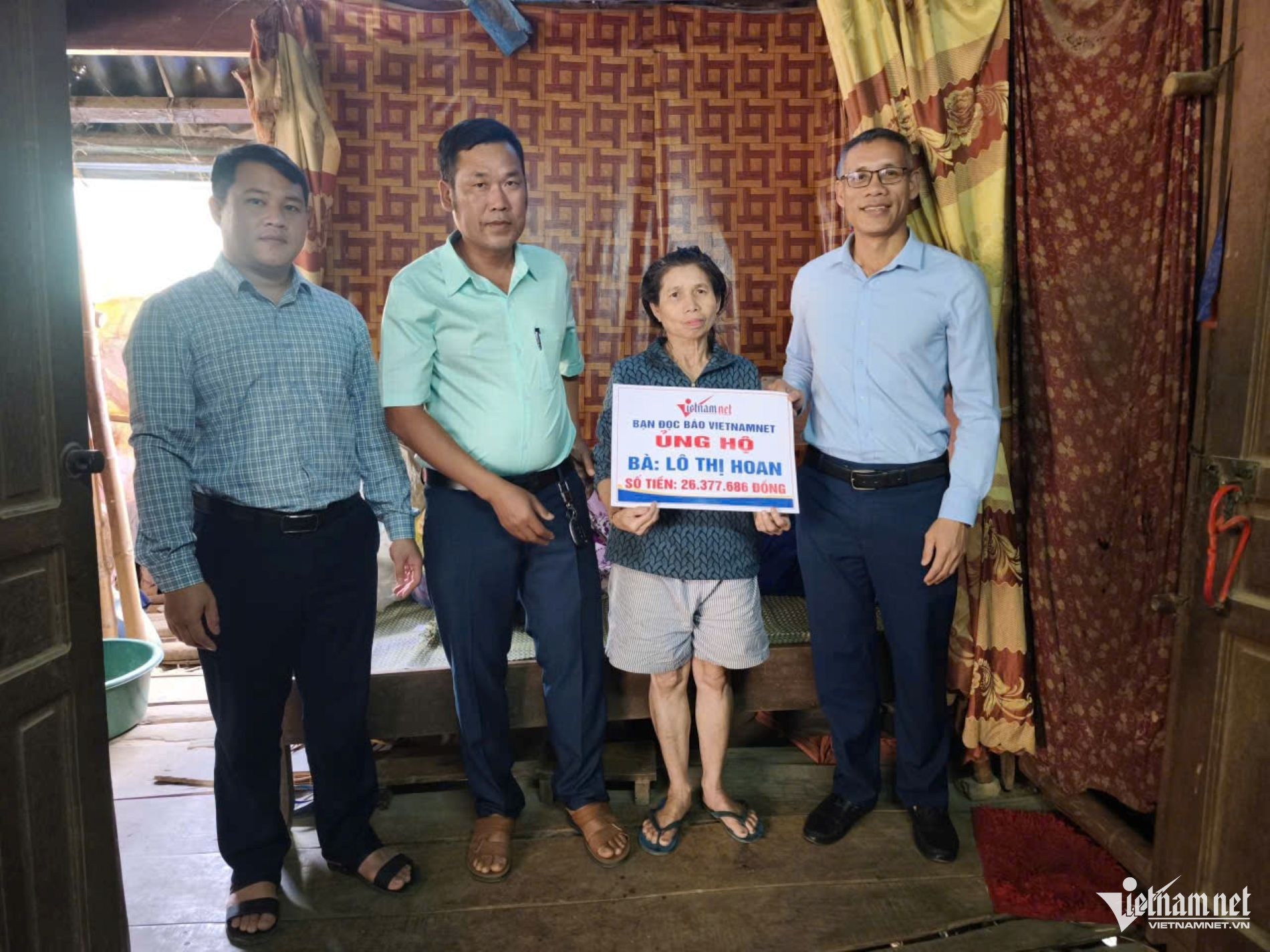 W-Trao tiền hỗ trợ cho bà Lô Thị Hoan 1.jpg