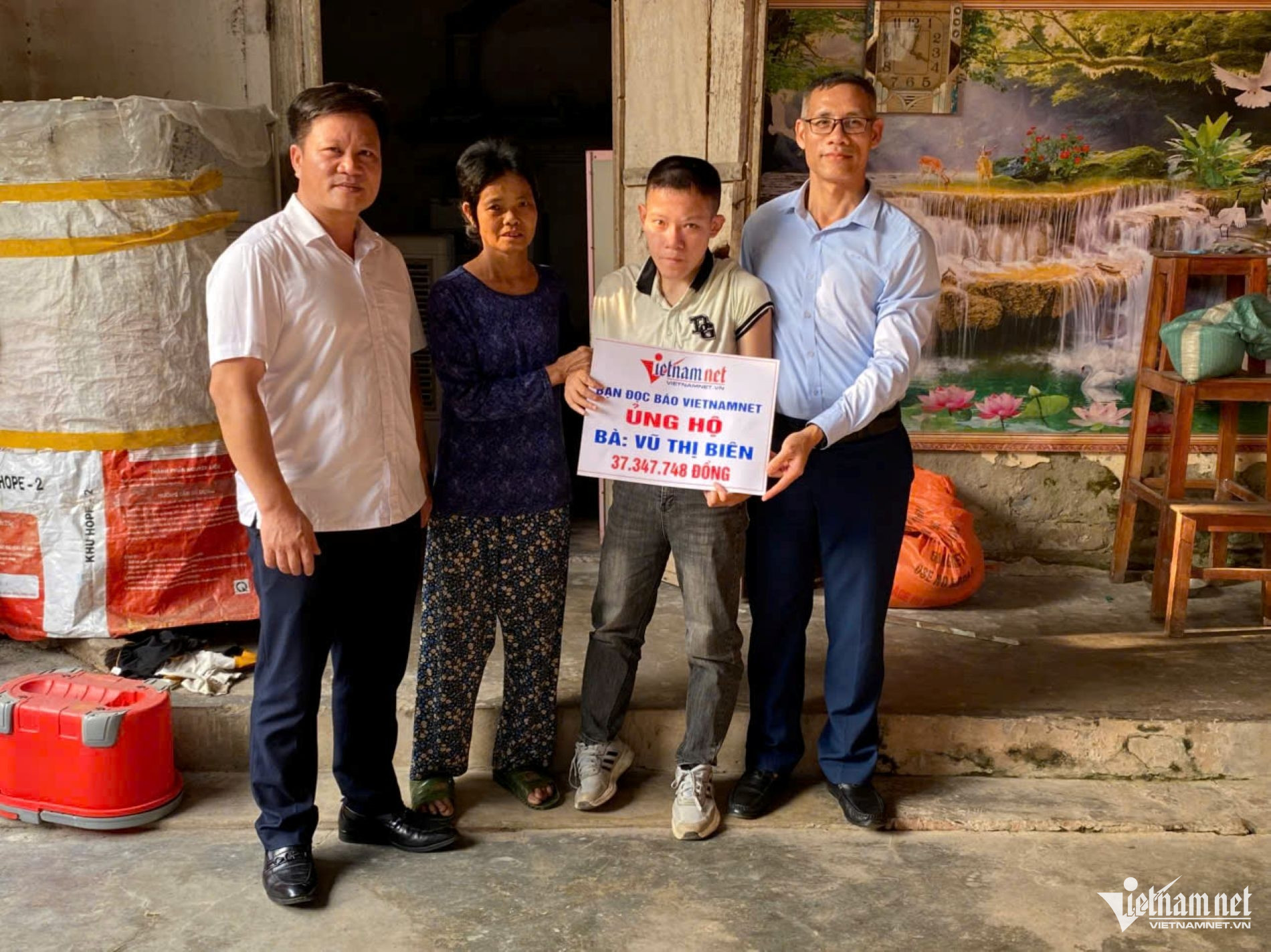 W-Trao tiền hỗ trợ đến bà Vũ Thị Biên1.jpg