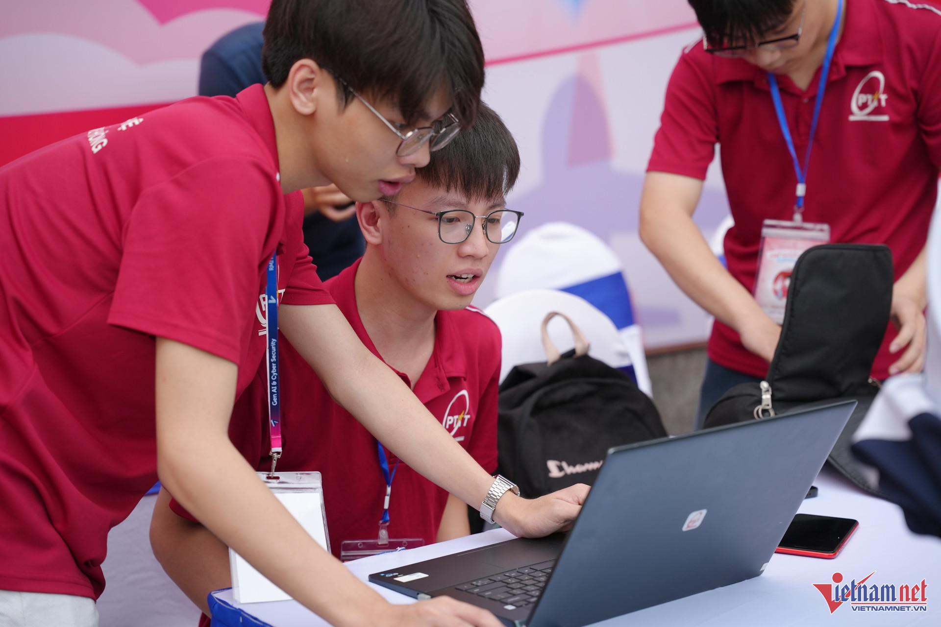 W-tu van tuyen sinh 2026 00.jpg