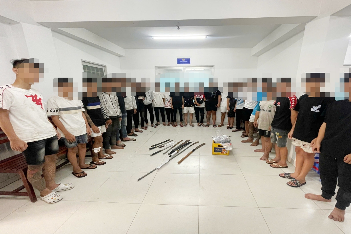 Cãi nhau trên Facebook, 2 'trẻ trâu' rủ 20 người mang hung khí gây náo loạn