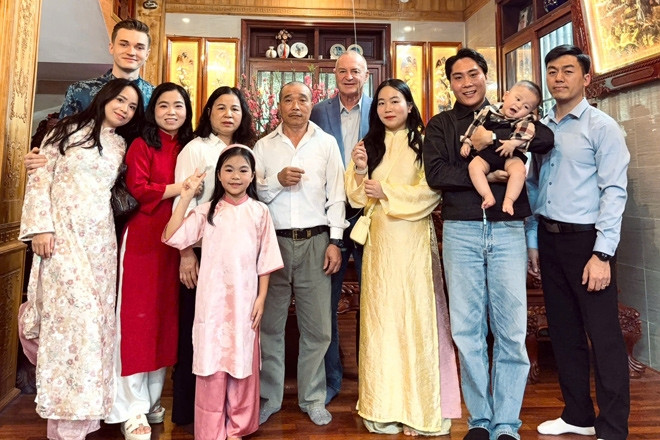 Con trai cưới vợ Việt 3 năm, ông bố Mỹ sang thăm thông gia 4 lần vì quý mến