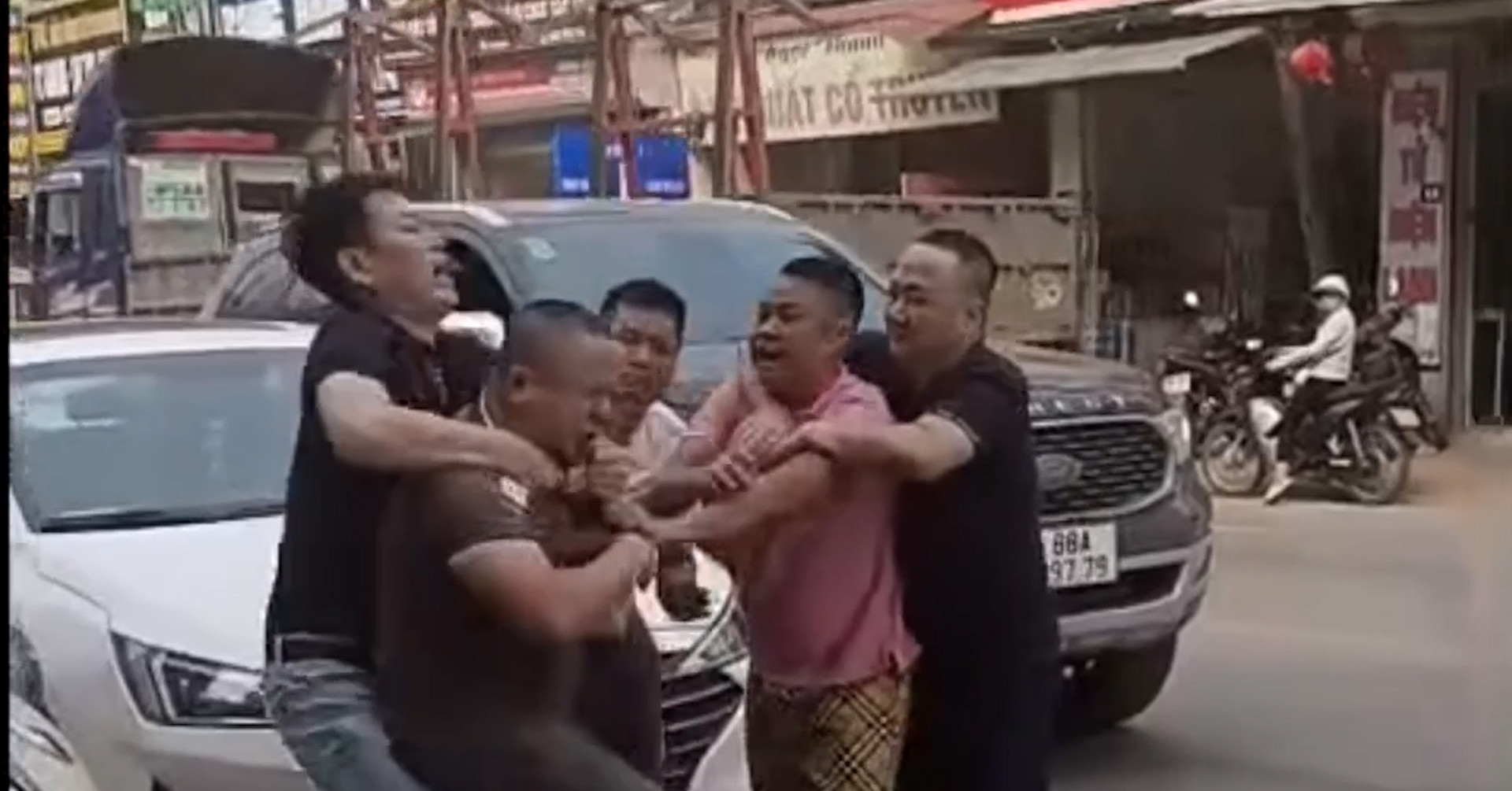Công an điều tra vụ xô xát sau va chạm ô tô ở Phú Thọ