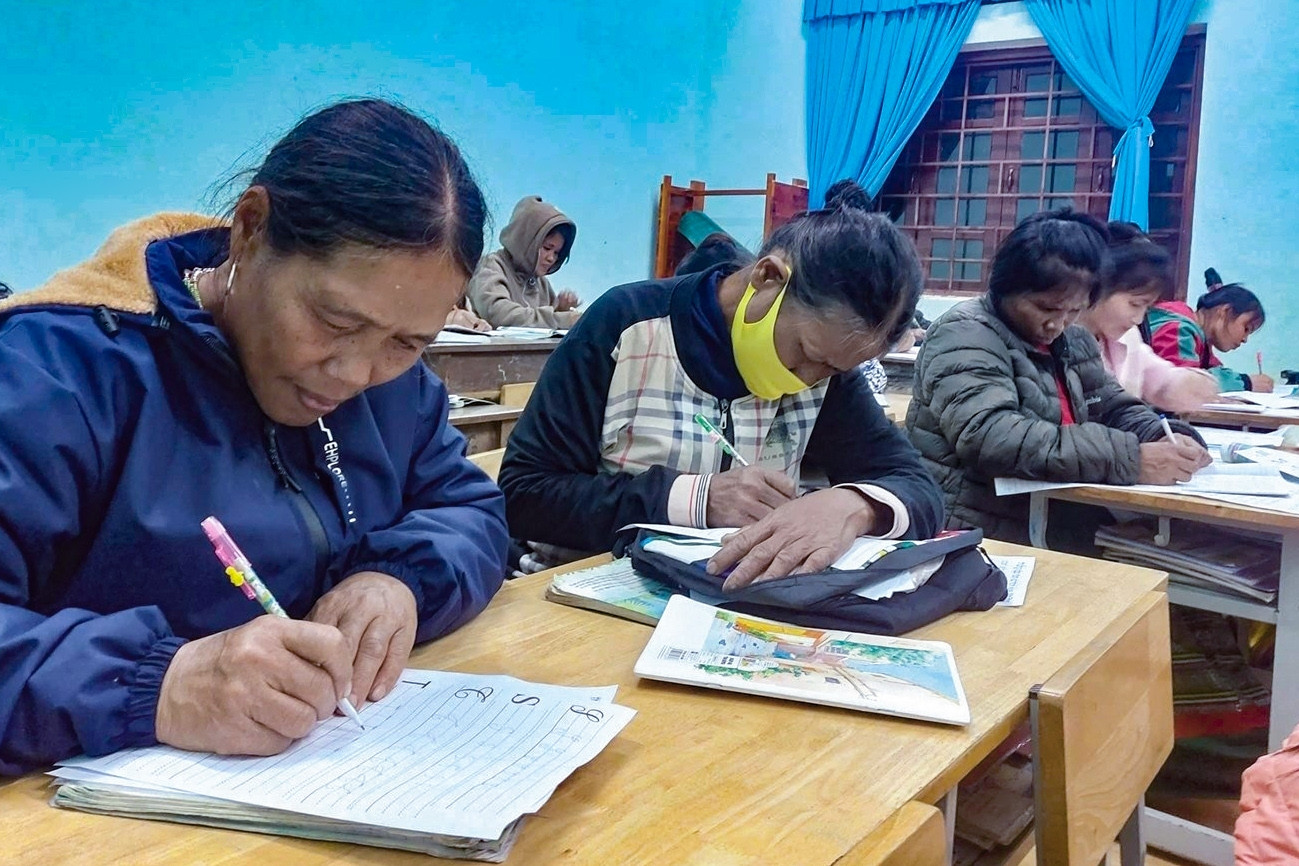 Cụ bà người Tà Ôi 72 tuổi vẫn miệt mài tới trường xóa mù chữ