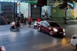 'Dẻo tay' vòng tránh ô tô quay đầu, nam thanh niên đi xe máy gây họa cho xe khác