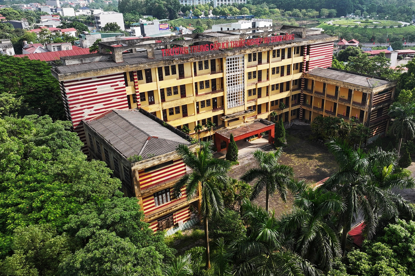 Diễn biến mới vụ trường học 10 năm không khai giảng, thầy giáo đi làm phụ hồ