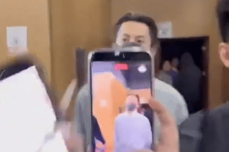 Diễn viên Vương Hạc Đệ tức giận, hất văng điện thoại của người hâm mộ