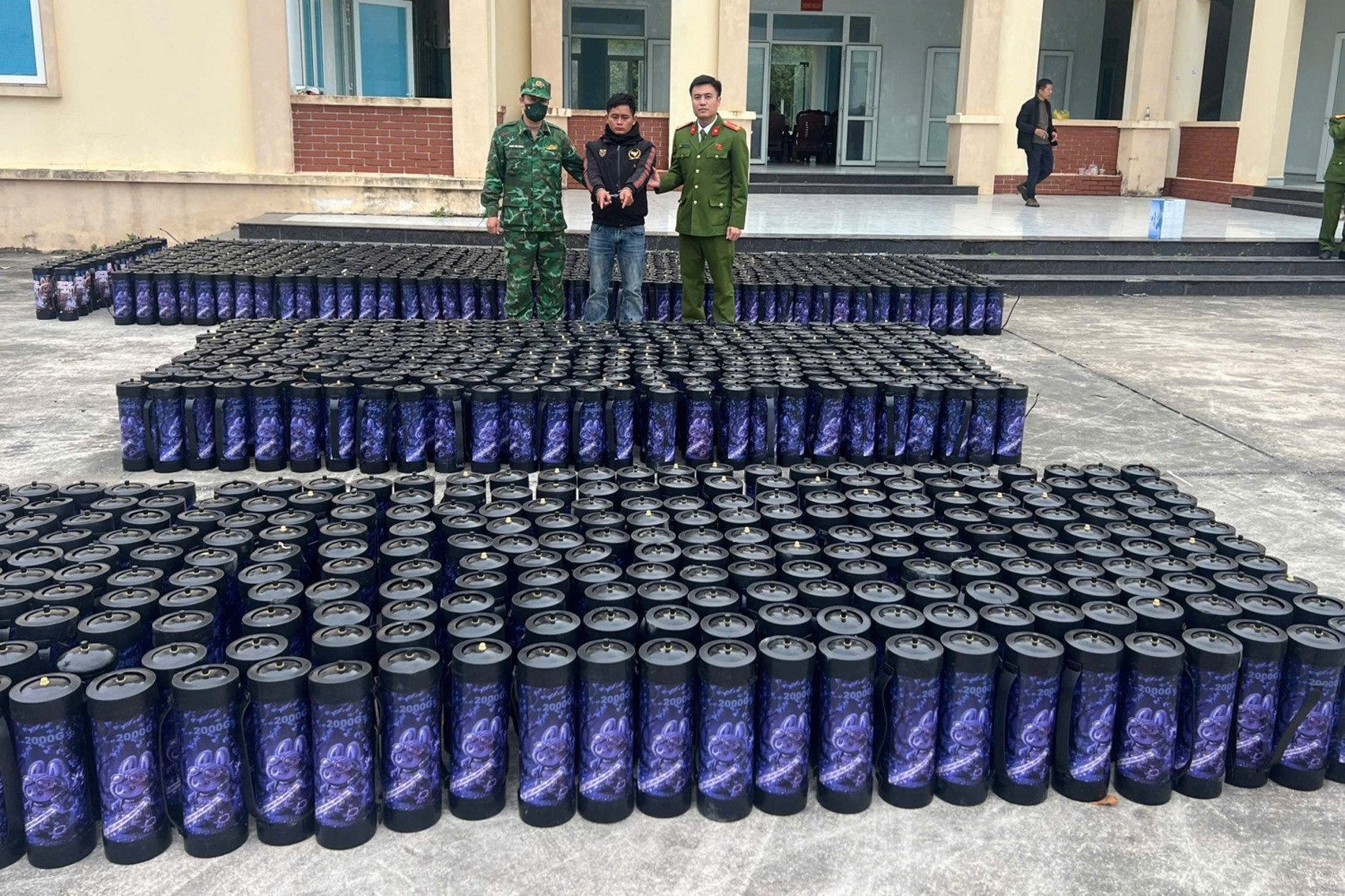 Dùng đò vận chuyển hơn 1.300 bình 'khí cười' trên biển