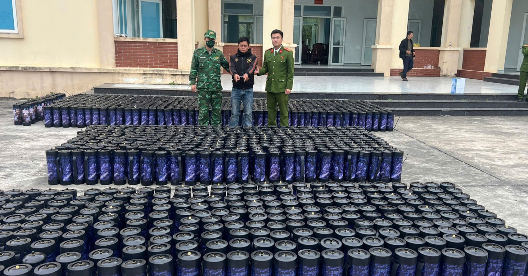 Bắt giữ hơn 1.300 bình khí cũ trên biển, ngăn chặn nguy cơ an toàn hàng hải