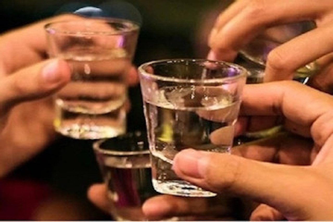 Ép người khác uống rượu, bia bị phạt tới 3 triệu đồng