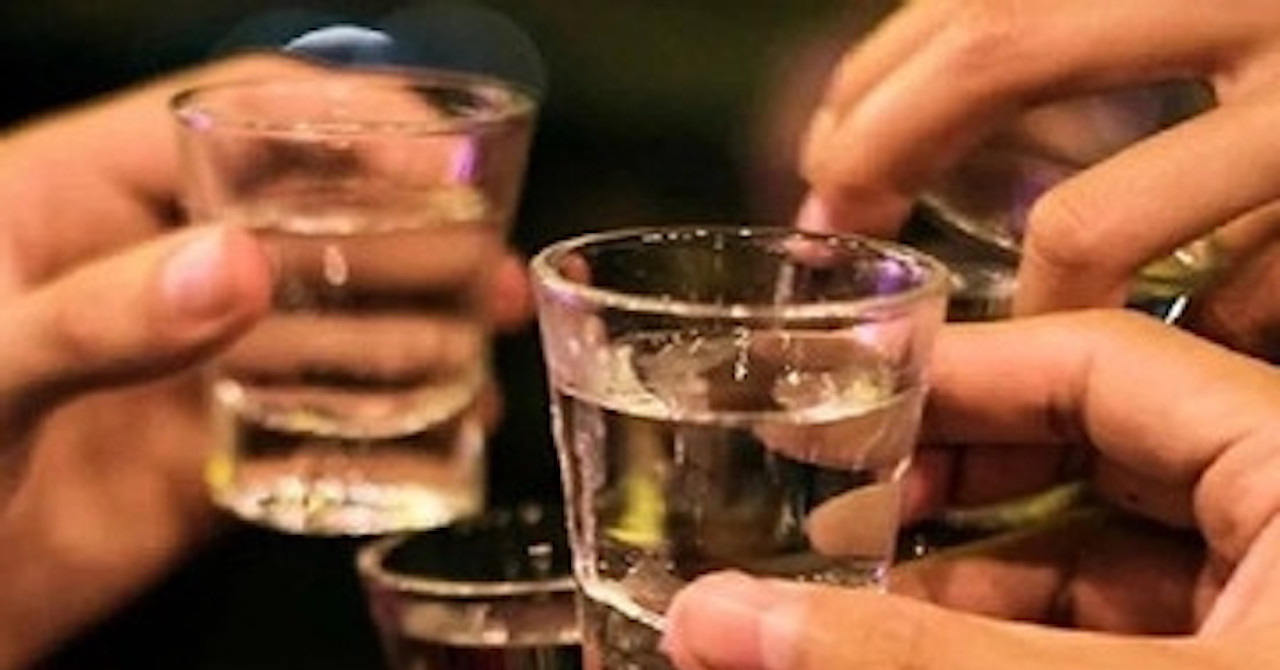Nghị Định Mới: Phạt Nặng Hành Vi Uống Rượu Bia Tại Nơi Cấm Và Bán Cho Trẻ Em