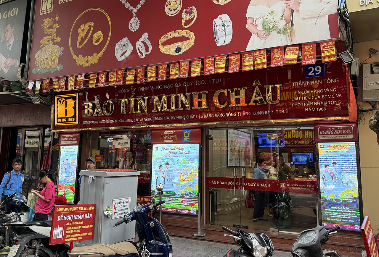Giá vàng giảm, tiệm vàng vắng khách, Bảo Tín Minh Châu cho mua 10 chỉ cầm về