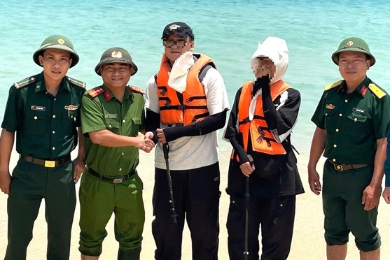 Giải cứu 2 du khách bị lạc ở núi Mũi Đôi