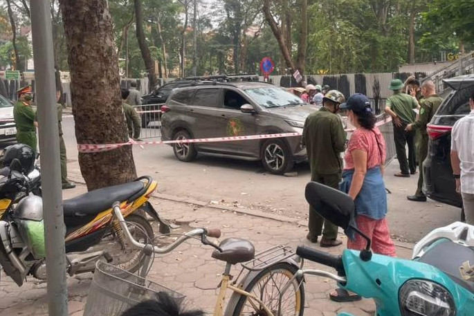 Hà Nội: Tài xế ô tô bị hành khách tấn công, phải nhập viện cấp cứu