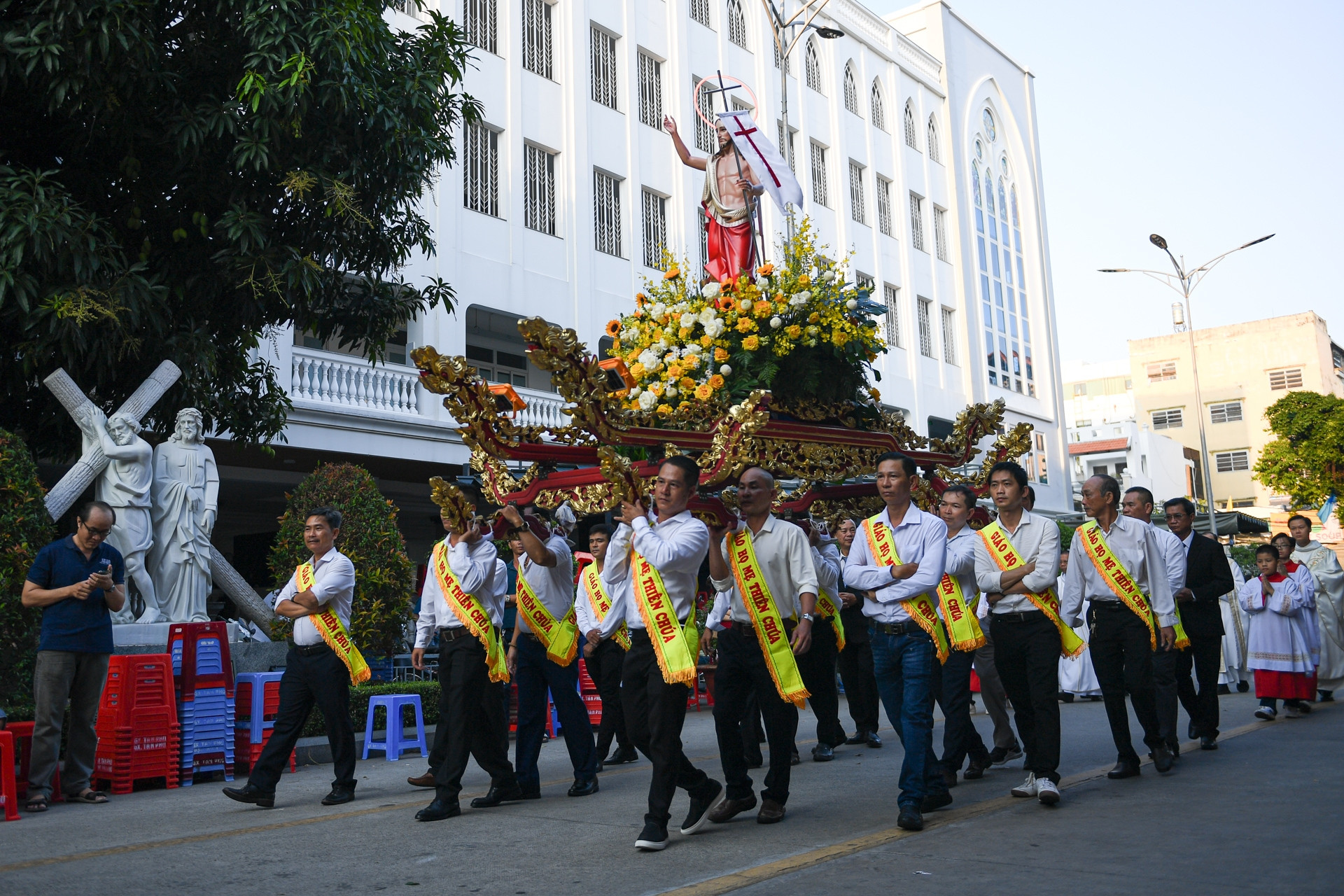 Hàng nghìn giáo dân trang nghiêm rước kiệu trong đại lễ Phục sinh