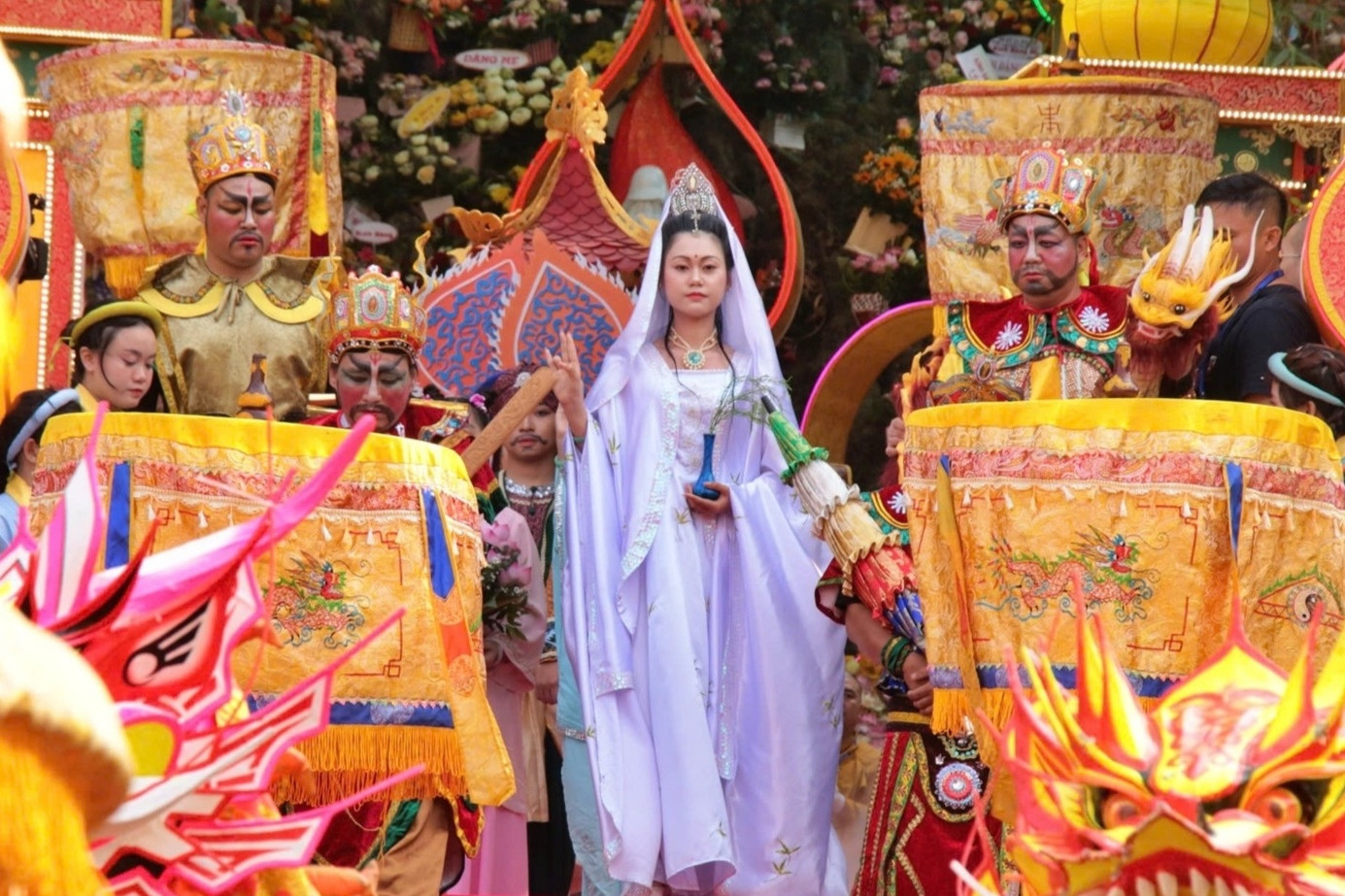 Hàng nghìn người chen chân dự Lễ hội Quán Thế Âm