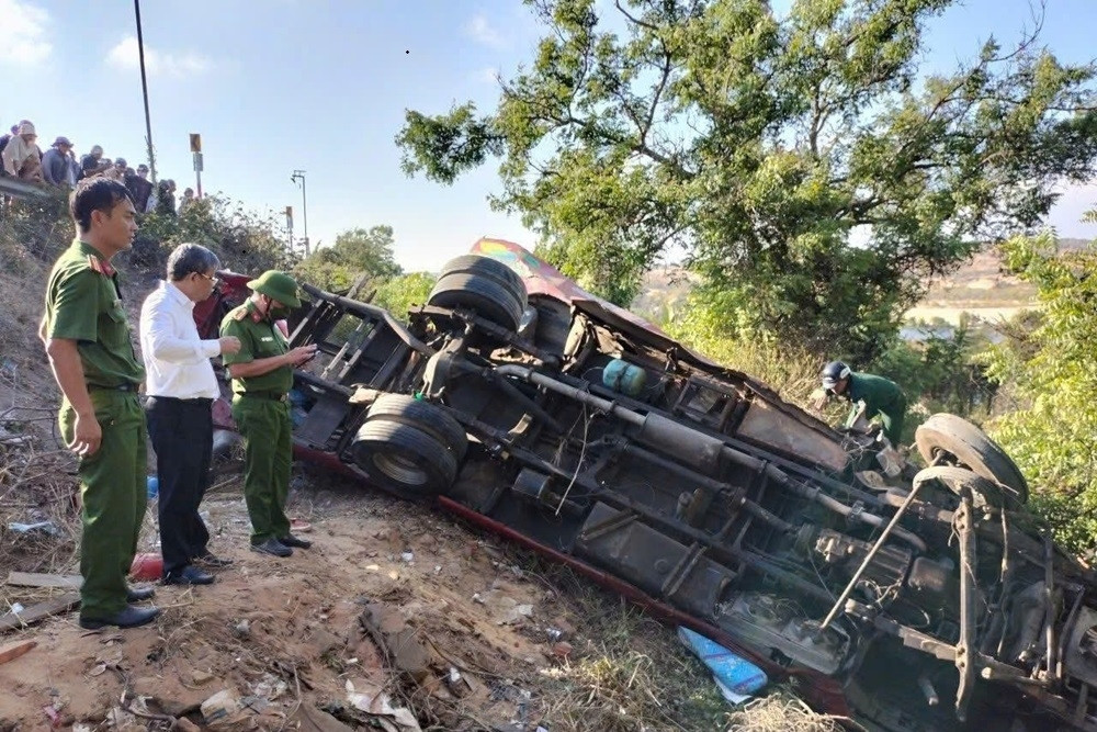 Hiện trường xe khách lao xuống vực khiến 4 người chết, 12 người bị thương