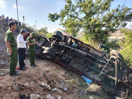 Hiện trường xe khách lao xuống vực khiến 4 người chết, 12 người bị thương.3.jpg