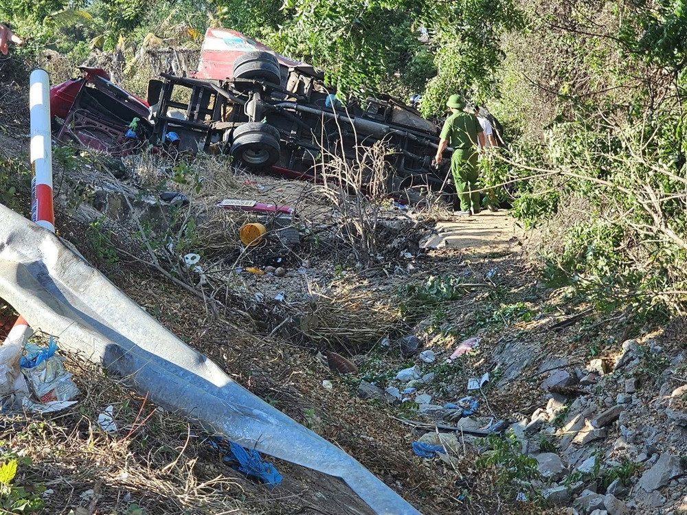 Hiện trường xe khách lao xuống vực khiến 4 người chết, 12 người bị thương.4.jpg