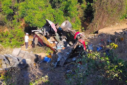 Hiện trường xe khách lao xuống vực khiến 4 người chết, 12 người bị thương.6.jpg