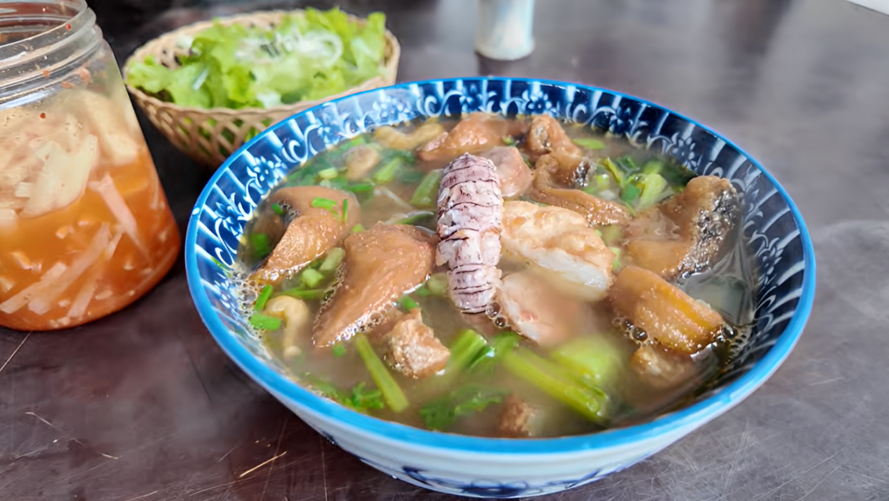 khách tây thử bún cá cay 0 (1).png