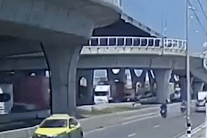 Mất lái khi vào cua, xe trộn bê tông lao khỏi cầu vượt gây tai nạn kinh hoàng