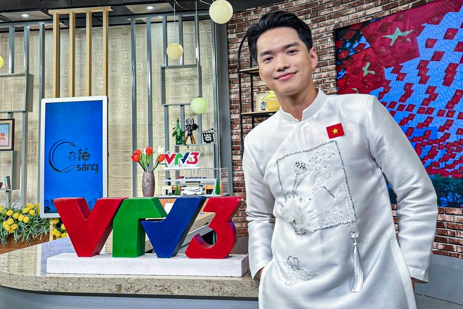 MC đẹp trai nói giọng miền Nam từng là thủ khoa đang gây chú ý trên sóng VTV